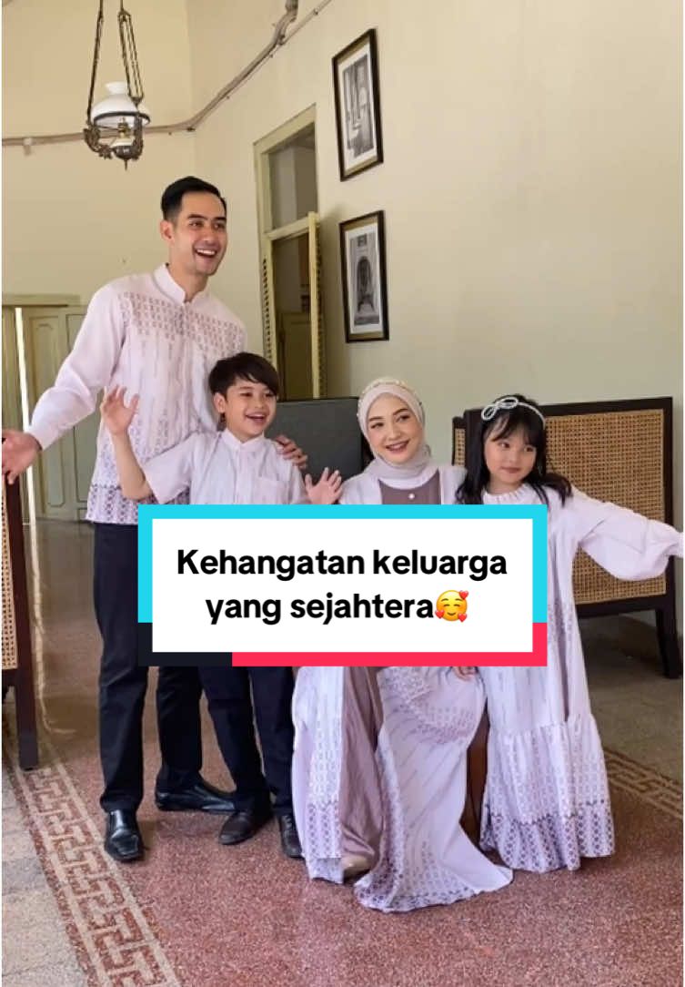 Daripada khawatir bingung cari sarimbit buat lebaran ataupun kondangan, nih kita ada yang buat kamu nggak khawatir salah satunya dengan Meraya🫶🏻🥰 #sarimbit#couplesarimbit#couplfamily #family #dress#koko#fyp#foryoupage #new #raya #familycouple #outfitcouple #simpleoutfit #foryou#fypp#terbaru #sarimbitraya 