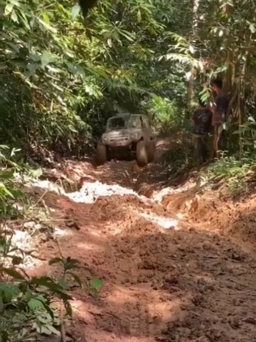 suzuki jimny KATANA 4x4 lewati tanjakan lumpur.katana 4x4 main lumpur di hutan by @Truckrecording #offroading #offroad #suzukijimny #jimny4x4 #jimnykatana #offroadadventure 