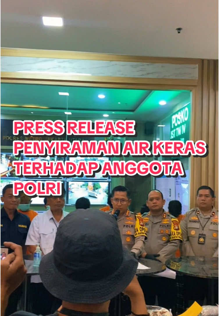 Press Release Pengungkapan Kasus Viral Penyerangan Terhadap Anggota Polri di Cilincing, Jakarta Utara Pada hari Rabu, 4 Desember 2024, pukul 10.45 WIB, bertempat di Polres Metro Jakarta Utara, telah dilaksanakan kegiatan press release terkait pengungkapan kasus viral penyerangan terhadap anggota Polri di wilayah Cilincing, Jakarta Utara. Kegiatan tersebut dipimpin langsung oleh Kapolres Metro Jakarta Utara, Kombes Pol H. Ahmad Fuady, S.H., S.I.K., M.H., yang didampingi oleh Wakapolres, Kapolsek Cilincing, serta Perwira Polsek Cilincing, Kasi Humas, dan sejumlah personel dari Polsek Cilincing. Dalam kesempatan ini, Kapolres Metro Jakarta Utara menyampaikan perkembangan terbaru terkait pengungkapan kasus penyerangan yang sempat viral di media sosial, di mana anggota Polri menjadi korban dalam insiden tersebut. Kombes Pol H. Ahmad Fuady mengungkapkan bahwa Tim Reserse Polres Metro Jakarta Utara bersama dengan Polsek Cilincing telah berhasil mengidentifikasi pelaku dan melakukan serangkaian tindakan hukum untuk memastikan proses hukum berjalan dengan baik. Kapolres juga menegaskan bahwa pihak kepolisian tidak akan mentolerir segala bentuk kekerasan terhadap aparat penegak hukum dan akan terus berkomitmen untuk memberikan rasa aman kepada masyarakat, serta menindak tegas pelaku kejahatan sesuai dengan hukum yang berlaku. Dalam press release tersebut, turut dipaparkan beberapa bukti dan kronologi kejadian yang berhasil diungkap, serta langkah-langkah yang akan diambil untuk memastikan kejadian serupa tidak terulang di masa mendatang. Kegiatan press release ini bertujuan untuk memberikan informasi yang jelas kepada publik terkait proses penyelidikan dan penegakan hukum yang telah dilakukan oleh pihak kepolisian, serta menunjukkan komitmen Polri dalam menjaga keamanan dan ketertiban di wilayah Jakarta Utara, khususnya di Cilincing.  @Divisi Humas Polri @Polda Metro Jaya  #kapoldametrojaya #poldametrojaya #humaspoldametrojaya #polresmetrojakartautara #kombespolahmadfuady #humaspolri #fypシ゚viral #mulmedpoldametrojaya #polripresisi #polisi #polisiindonesia #fypシ #fyp #police #pressrelease 