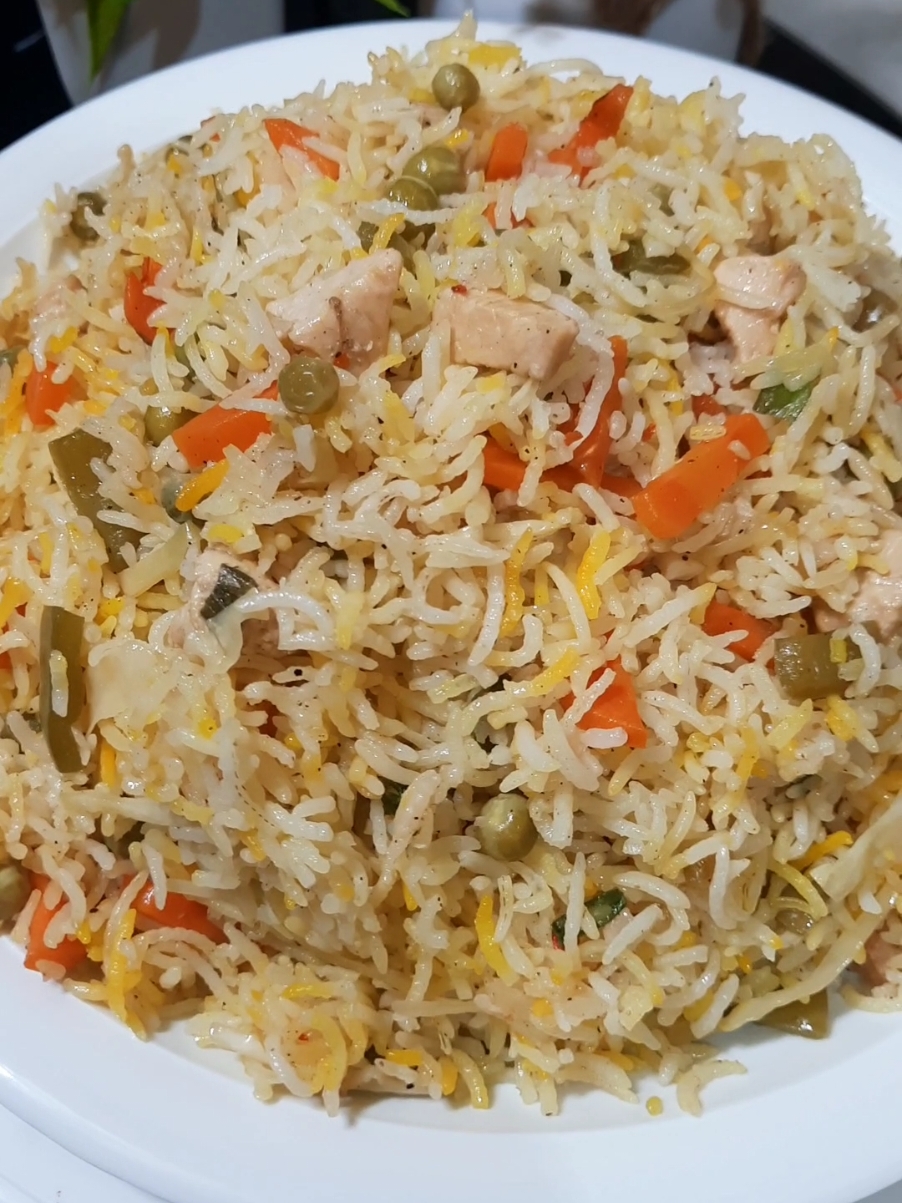 Chicken Vegetable Fried Rice Recipe #foryoupage #foryou #viraltiktok #trendingtiktok #cookwithuzma #Recipe #cooking #friedrice #chickenwithrice #chickenfriedrice #chineserice 