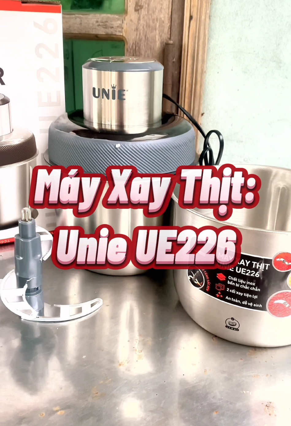 THÔNG SỐ KỸ THUẬT ☑️Mã sản phẩm: UE-226 ☑️Thương hiệu: UNIE ☑️Dung tích: 2 cối xay, mỗi cối 2.5L ☑️Điện áp: 220V/ 50Hz ☑️Công suất: 300W ☑️Chức năng	Lưỡi dao 2 tầng: xay thịt, xay gia vị hành tỏi, xay rau củ, … ☑️Trục nhựa: Bóc vỏ hành, tỏi ☑️Chất liệu cối xay	Inox 304 : 2 cối xay ☑️Tốc độ: 2 tốc độ ☑️Nút chỉnh tốc độ: Nút nhấn ☑️Tính năng an toàn: Tự động ngắt khi quá tải ⛔Lưỡi dao xay thịt 2 tầng sắc bén  Thịt là một nguyên liệu khó xay do cấu trúc dai và vững chắc hơn so với rau củ. Chính vì thế, lưỡi dao của UE-228 được thiết kế thông minh với dạng hình chữ S xếp so le 2 tầng, cho hiệu quả xay tối ưu. Với máy xay UE-228, bạn có thể rút ngắn thời gian xay, xay thịt, tôm, cá và đa dạng nguyên liệu chỉ trong 10s, vượt trội hoàn toàn so với các dòng máy xay thông thường. ⛔Bóc vỏ hành tỏi nhanh hơn, vào bếp nhàn hơn Bóc hành, tỏi tuy là một khâu nhỏ trong quá trình chế biến nhưng lại tốn khá nhiều thời gian. Hiểu được điều này, thương hiệu Unie đã đặc biệt trang bị trục bóc hành tỏi chuyên dụng cho máy xay UE-226. Chỉ cần thay thế lưỡi dao bằng trục bóc hành, tỏi là bạn đã tiết kiệm được rất nhiều thời gian và công sức cho việc này. Với sức chứa lớn và công năng mạnh mẽ, máy có thể bóc được 1kg tỏi chỉ trong 5 phút. ⛔Hoạt động êm ái, không lo ảnh hưởng đến sinh hoạt gia đình ⛔Đế chống trượt thông minh, chống trơn trượt, rơi vỡ ⛔Động cơ bền bỉ, tự động ngắt khi quá tải  #mayxaythit #mayxaydanang #maybochanh #mayboctoi #unie #mayxaxaythitunie  