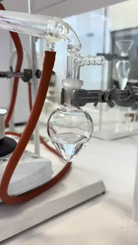 organic labs done ✔️ aka relax time at the lab  #chemistry #organicchemistry #labs #laboratory #organiclabs #filtracion #rvo #distillation #refux #extraction #caffeine #matcha #crystallization 