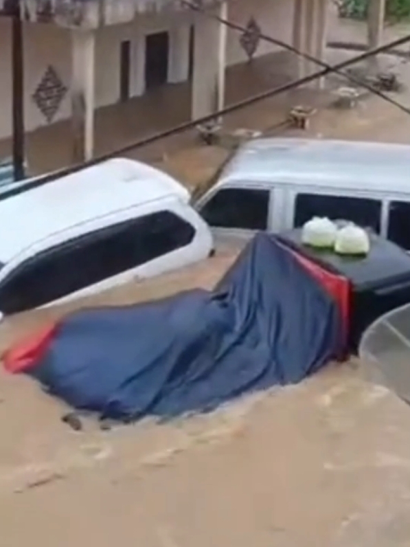 Ya Allah Banjir di Parungseah Sukabumi Jawa Barat Mobil Terbawa arus #banjirsukabumi #prayfor #banjir #sukabumi #parungseah 