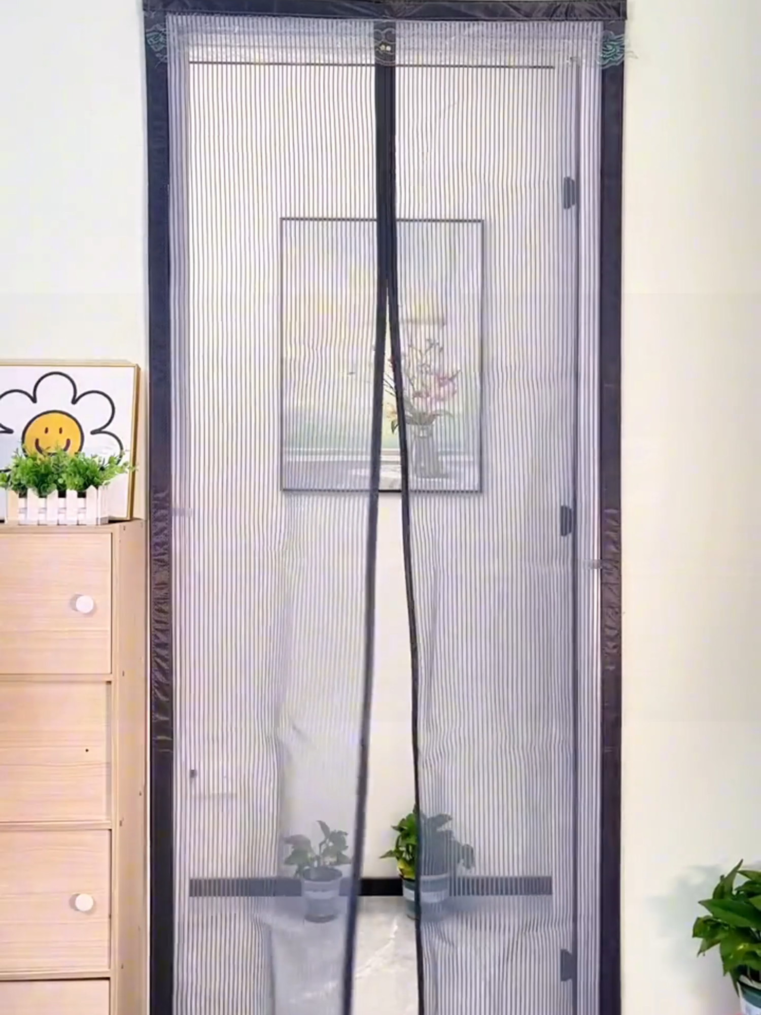 Keep the bugs out, and the breeze in! Our magnetic mosquito door curtain provides instant protection and easy access. Enjoy your space, mosquito-free! 🦟🚪