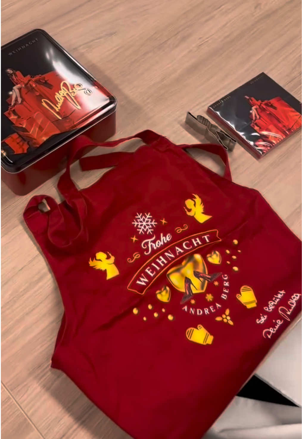 Süßer Plätzchenduft erfüllt das Haus 🎄🍪🥰 Mit der Fanbox als Keksdose inklusive Album „Weihnacht“ auf CD, Keksausstecher und Backschürze kann die Weihnachtsbäckerei starten … ♥️🤗 Jetzt sichern unter https://smg.lnk.to/Andrea_Berg_Weihnacht_Fanbox #AndreaBerg #Weihnacht #Fanbox