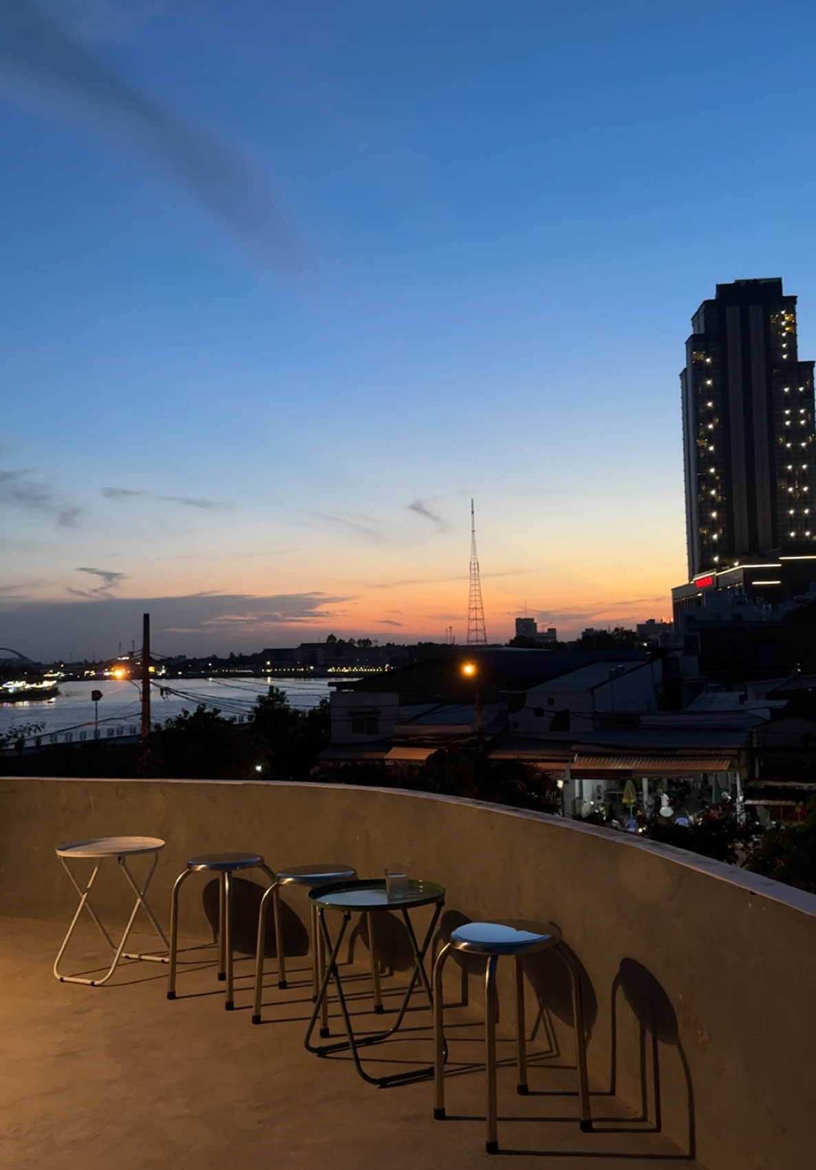 ngồi đây thôi cũng thấy bình yên 😊 #36coffeestudio #goldenhour #quáncafe #coffeeshop #rooftop #cầnthơ #65cantho #xuhuong #fyp #tiktok 