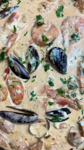 🦐🦑Pâtes à la sauce rosée et aux fruits de mer🦐🦑  Quand les fruits de mer subliment la sauce rosée… Un régal en tagliatelles    😋😋😋برشااا بنة #tagliatelle #pasta #homecooking #seafood #fyp #viralditiktok #viral_video #trendingvideo #تونس🇹🇳 #yummyfood #italianfood #italy #cookingtiktok 