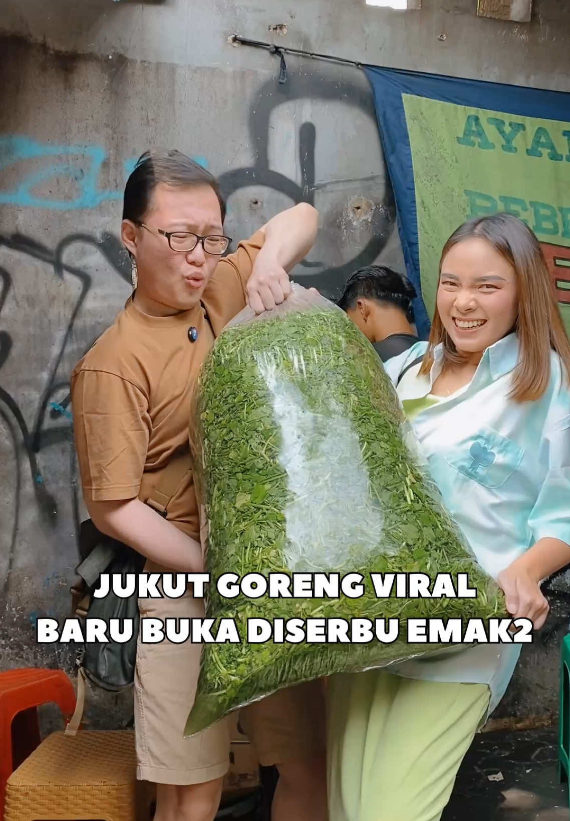 Jukut goreng all you can eat, nikmat apalagi yang kau dustakan 😂 enak banget wey sebagai pecinta micin, jujut gorengnya di bumbuin lagi soalnya. Untuk lauknya juga enak2 dan bumbunya tebal rasanya 🤤 Lokasi : warung Eka Sari Balubur Town Square, Jl. Tamansari No.33, Tamansari, Kec. Bandung Wetan, Kota Bandung, Jawa Barat 40116 #gedeinperut #gedeinperutbandung #kulinerbandung #jukutgoreng #kulinersunda #ttpetualangpro #TikTokCreatorSearchInsightsIncentive 