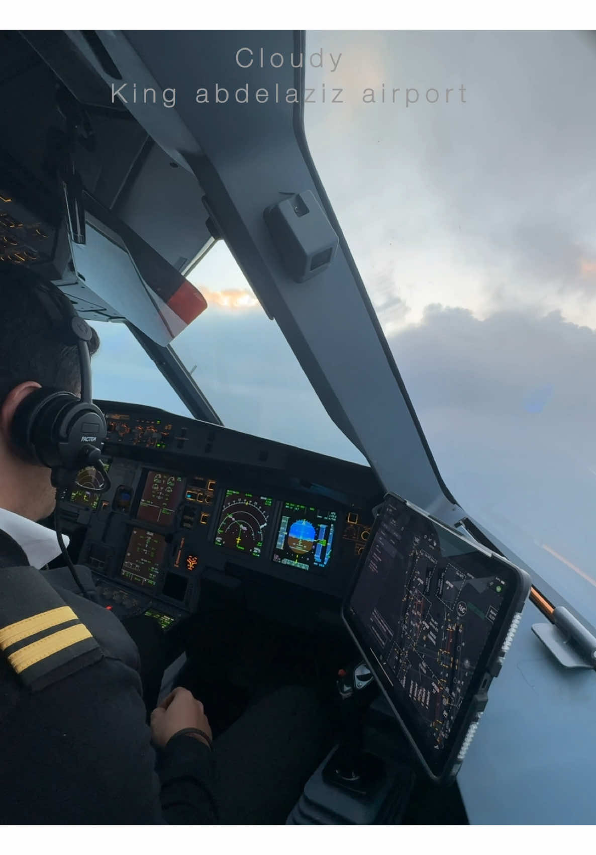 #ksa🇸🇦 #jeddah #jeddahairport #aviation #landing #clouds #cloudy #flying #egypt #airbus #a320 #هبوط #مطار_جدة #ترند #اكسبلور #cockpit #tik_tok #تيك_توك 