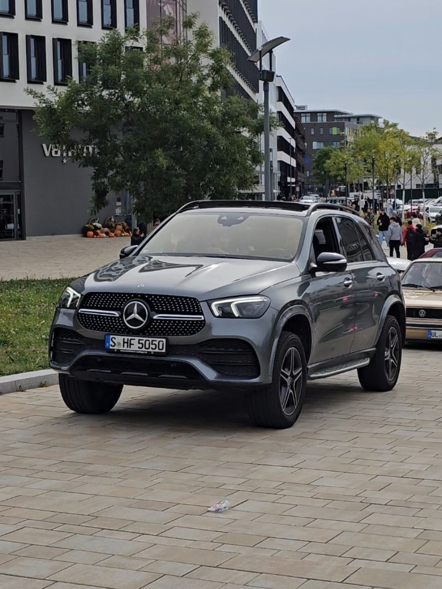 I'll let you describe the video yourself 🤣 But when you want to flex at a meeting you come with your Gls and it's good 👌🏼 . . . . . #mercedes #gls #amg #flex #meeting #motorworld #stuttgart #germany #fyp #prt #supercar #dreamcar #vibes #amazingcars #carspotting #luxurylife