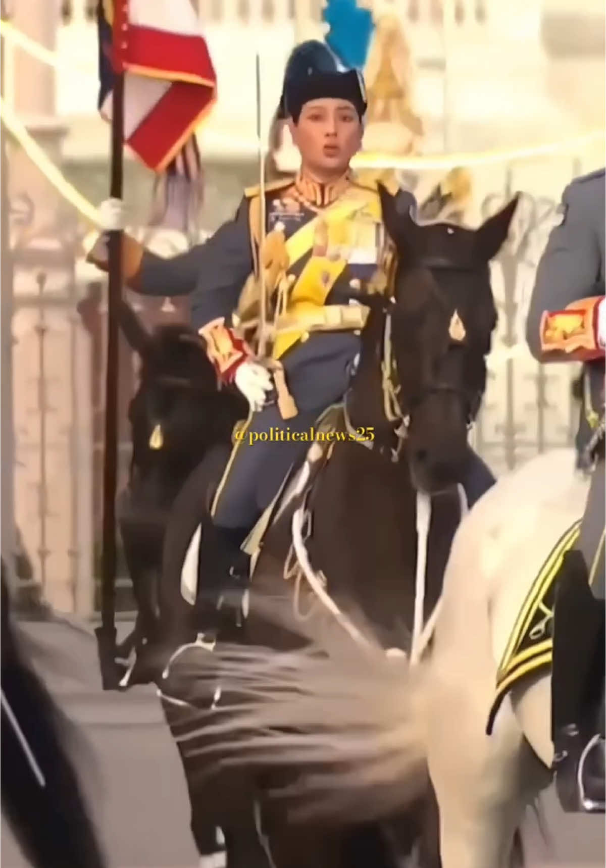 สมเด็จพระเจ้าลูกเธอ เจ้าฟ้าสิริวัณณวรี นารีรัตนราช กัญญา ทรงม้านำขบวนกองพันทหารม้ารักษาพระองค์ ในตำแหน่ง 