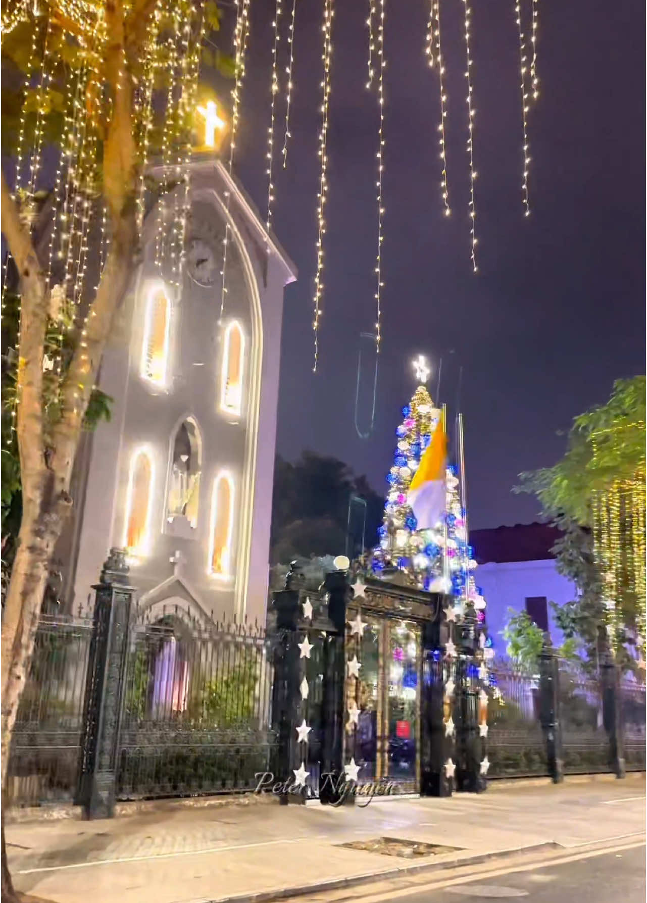 Giáo xứ Hàm Long đã lên đèn, mời các bạn đến checkin nha💕. #catholicchurch #nhàthờcônggiáo #thánhđườngviệtnam #hànội #noel #giángsinh 