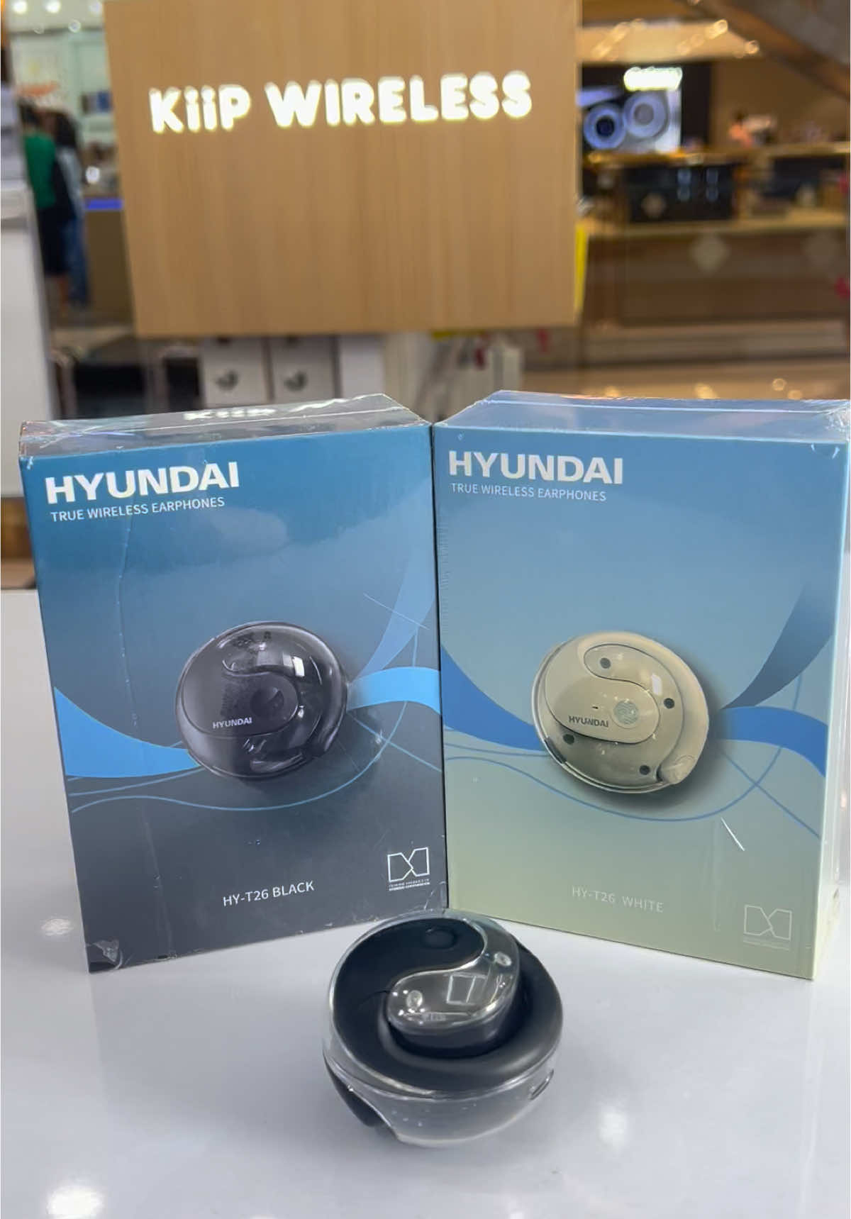 Kenalin nih Hyundai HY-T26 Harga spesial 199.000 yang sudah tahan air dan keringat cocok buat olahraga dan dengar lagu! Suara mantap, Bass juga nampol banget! Bluetooth sudah 5.4 stabil koneksi dan baterai awet banget! Yuk check out keranjang kuning dan jangan lupa join live jam 19.00 di titkok Ko @Tommy Wong see you guys! #Bisnis #Jualan #Laris #fyp #hyundai #tws #earphones #kiip 