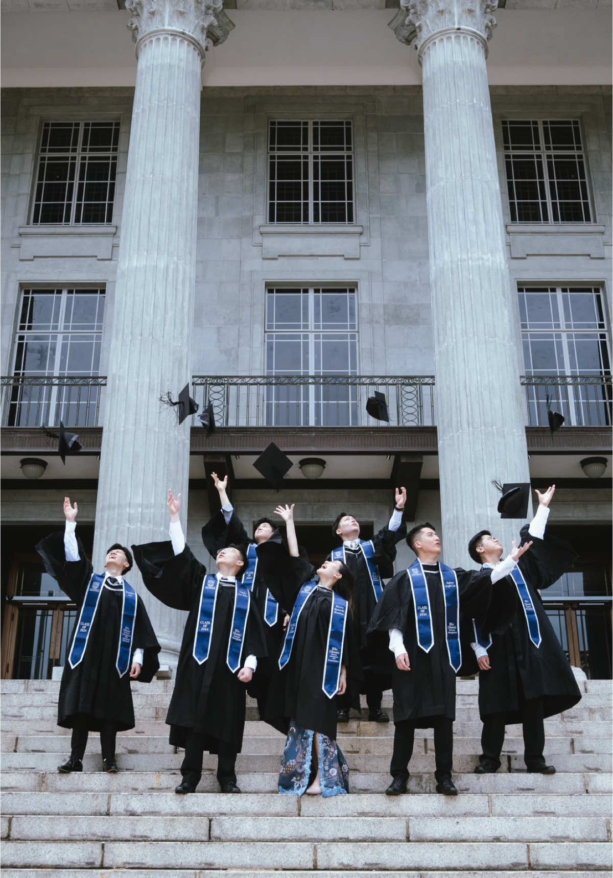 Your next graduation group photo poses. #photography #howtopose #singaporephotographer #singapore #photographer 