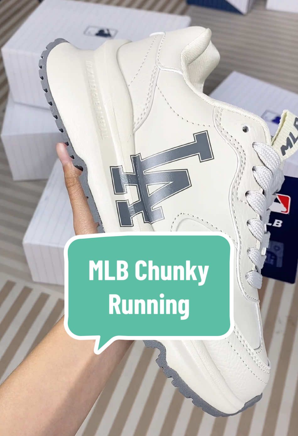 Giày MLB Chunky Running – Phong cách đỉnh cao, đậm chất đường phố! 💎 Điểm nổi bật: 	•	Thiết kế sang trọng: Logo LA ấn tượng, phù hợp mọi outfit từ đi chơi đến dạo phố. 	•	Chất liệu cao cấp: Da mềm mại, thoáng khí, dễ vệ sinh, đảm bảo độ bền lâu dài. 	•	Đế giày êm ái: Công nghệ chunky giúp nâng đỡ bàn chân, chống trơn trượt, lý tưởng cho mọi hoạt động. #giày #xuhuong #authentic #authentic #mlbb #viral #j4f #j4f #fyp #trend #giaydep #sneakers #xh #giaythethaonam #trendingsound 