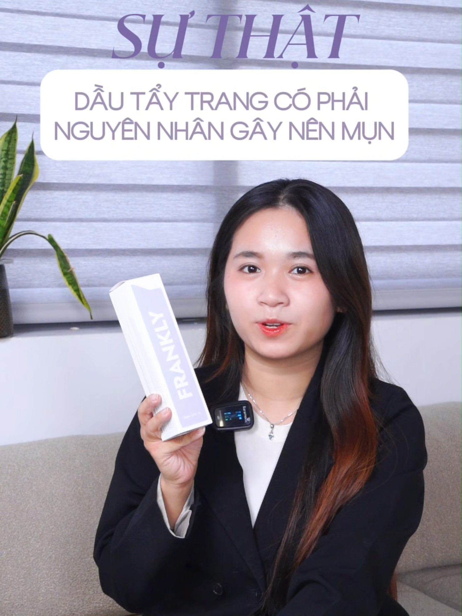 SỰ THẬT VỀ DẦU TẨY TRANG GÂY NÊN MỤN Lựa chọn Dầu Tẩy Trang không phù hoặc nhũ hoá sai cách dẫn đến lớp dầu vẫn còn nằm trên bề mặt da gây bít tắc dễ hình thành ổ mụn.  Vậy nên giải pháp ở đây bạn nên tìm sản phẩm dầu tẩy trang an toàn & lành tính, kết cấu lỏng nhẹ, dễ nhũ hóa để giúp làm sạch bụi bẩn, lớp makeup mà không hề lo sợ làn da bị bí bách.    Hiểu được vấn đề đó Frankly đã cho ra mắt sản phẩm Dầu Tẩy Trang BHA/LHA hỗ trợ làm sạch sợi bã nhờn & mụn đầu đen hiệu quả nhưng không sợ làn da bị khô căng.  Sản phẩm với công nghệ cải tiến làm sạch sâu lỗ chân lông và chỉ cần nhũ hóa bằng nước lạnh mà không cần dùng nước ấm như các sản phẩm Dầu Tẩy Trang thông thường.   Vậy nên hãy cùng trải nghiệm sản phẩm Frankly để làn da được sạch sâu nhưng vẫn nhẹ dịu nhé !  #dautaytrang #cleansingoil #frankly