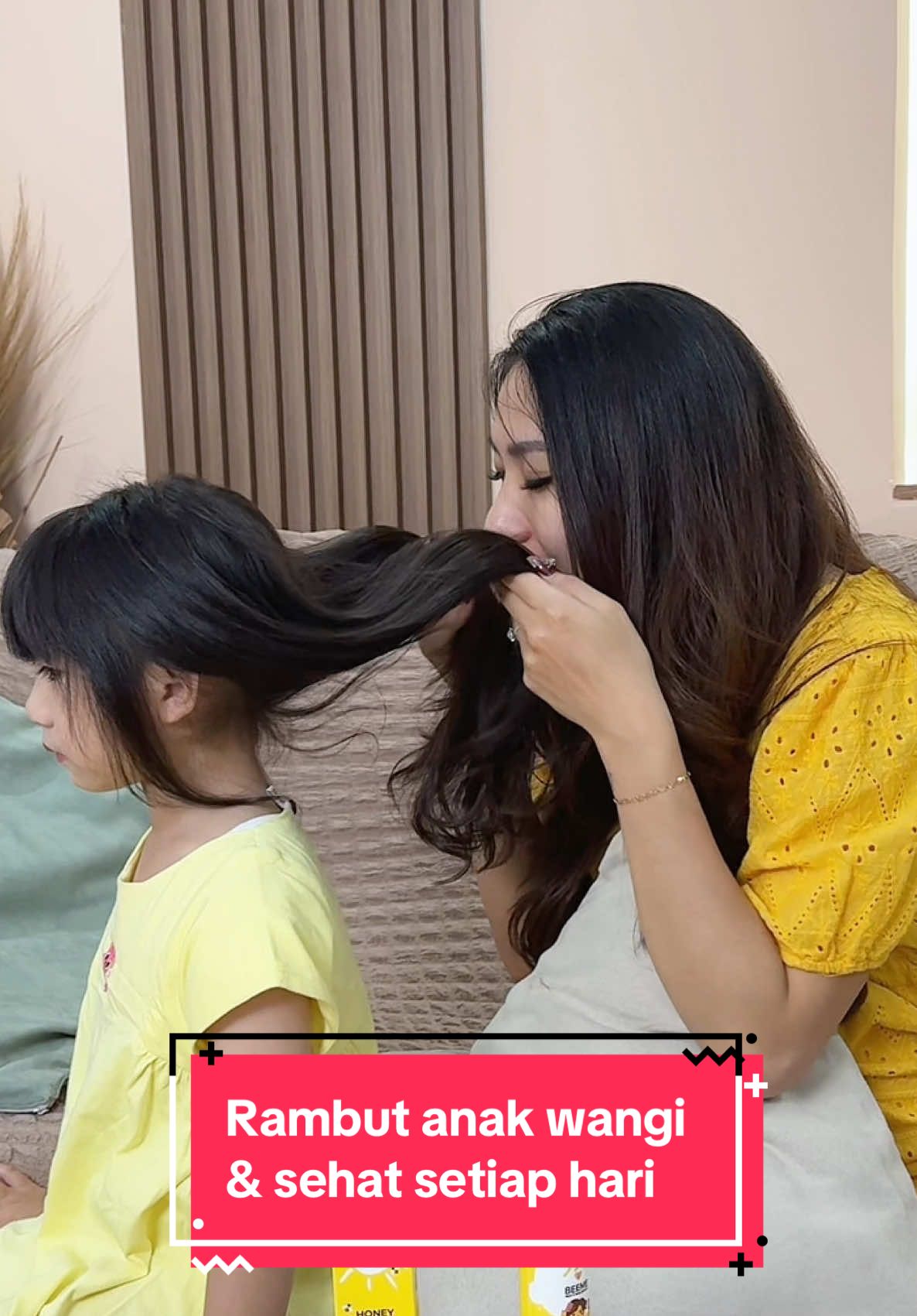 biar rambut si kecil tetap lembut, wangi, dan kulit kepalanya terawat seharian, cobain Beeme Daily Nourishing Hair Lotion! 🌿 Bahan alami 🌸 Wangi tahan lama 💛 Mudah digunakan Saatnya #SmartParentPakeBeeme untuk rutinitas terbaik keluarga! 🐝 #SediaBEEMedirumahmu