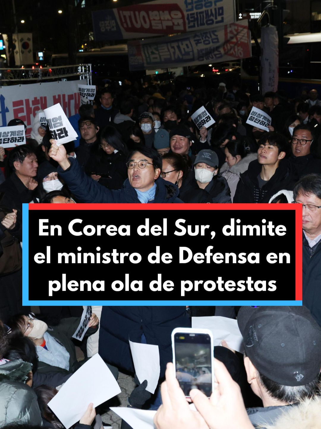 Crisis política en Corea del Sur: dimite el ministro de Defensa en plena ola de protestas El ministro de Defensa ha renunciado tras la tensión generada por la decisión del presidente de decretar y luego revocar la ley marcial bajo la presión del parlamento, que ahora exige su dimisión y ha presentado una moción de censura que se votará esta semana. Mientras tanto, las calles permanecen llenas de manifestantes que, pese al frío nocturno, continúan exigiendo la salida del mandatario #crisiscoreadelsur #protestas #mociondecensura #politics#dimision #leyMarcial #democracia #coreadelsur #noticias #noticiastiktok #news