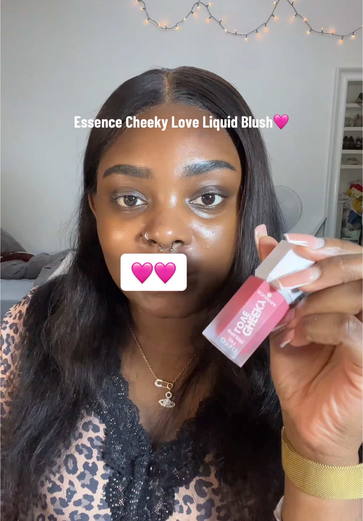 Ich teste den neuen Cheeky Love Liquid Blush von @essence cosmetics 💕  Was sagt ihr ? Also ich hab das ehrlich nicht erwartet 😍  Insti: Monique.amdd  #essencecosmetics#liquidblush#drogerieblush#cheekyliquidblush#blush#blushtesting 