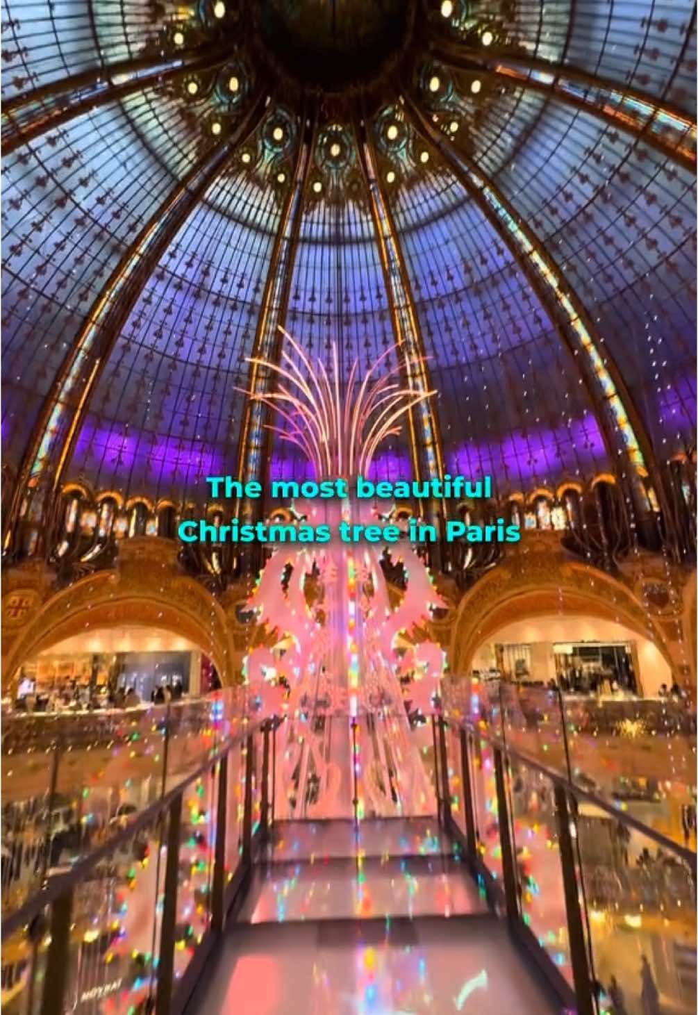 When it comes to Christmas decorations, Paris is really hard to beat 🎄✨ Galeries Lafayette, one of the most iconic department stores in France, is celebrating its 130th Christmas this year. 🎉 The anniversary 25m Christmas tree features 20,000 programmable lights that come to life every 30 minutes for a 90-second show accompanied by music. 🎶 You can watch this extravaganza from every level of the store or from the Glasswalk, a free viewing platform under the Art Nouveau dome. Either way, it’s worth seeing not just once, but at least twice or maybe even three times like we did. 🎅🌟 📍 40 Bd Haussmann, 75009 Paris@Germanier  #galerieslafayette #130noel #noel #sapindenoel #christmastree #paris