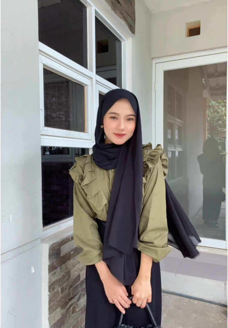 aku sampe punya 3 warna baju ini 😭🤍 #fitcheck #ootdhijab #fyp 