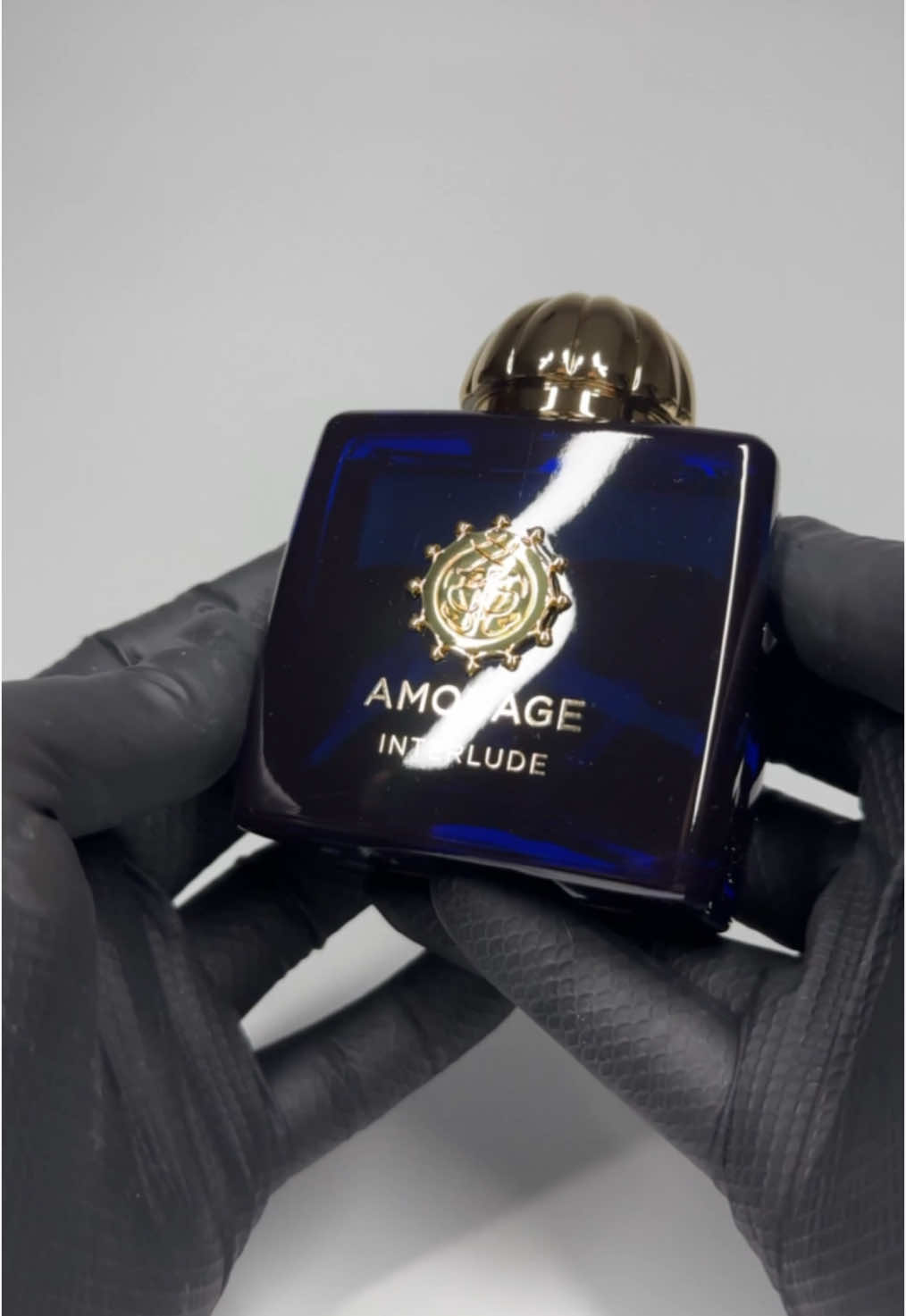 🎥 Unboxing Amouage Interlude Woman – o călătorie olfactivă perfectă pentru sezonul rece! ❄️ Descoperă acest parfum captivant cu note bogate de tămâie, piele și flori orientale – un adevărat statement de eleganță și mister. Ideal pentru serile reci și momentele în care vrei să ieși din anonimat. 🛍️ Acum disponibil pe Decanterra în variante de 2 ml, 3 ml, 5 ml și 10 ml – perfecte pentru a-l încerca sau pentru a-l avea mereu la îndemână. 🎁 Fiecare picătură, un moment de rafinament. 👉 Intră pe www.decanterra.ro și adaugă-l în colecția ta! #Decanterra #AmouageInterludeWoman #UnboxingParfum #ParfumDeSezon