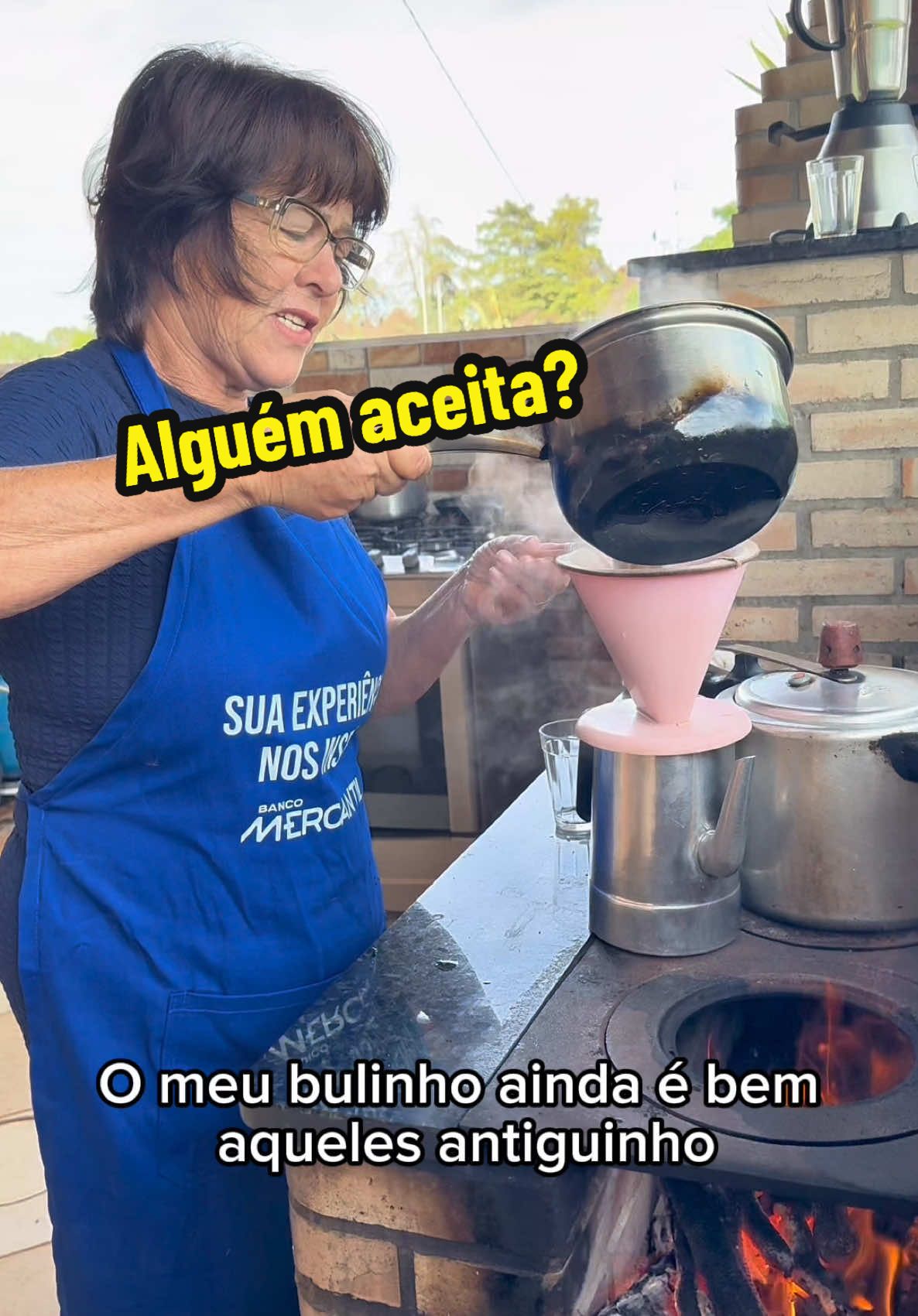 Gente, eu não costumo ir tanto na cidade, mas toda vez que eu vou é uma festa. Eu encontro muitos seguidores e recebo muito carinho. Ser reconhecida e tratada com amor é bom demais. Até no meu banco, o @meumercantil, eles fazem a maior festa quando vou. Da última vez, eles pediram para tirar foto comigo, tomamos café e ficamos na prosa. Foi bom demais! #bancomercantil #mercantil @Banco Mercantil  *parceria paga com Banco Mercantil     