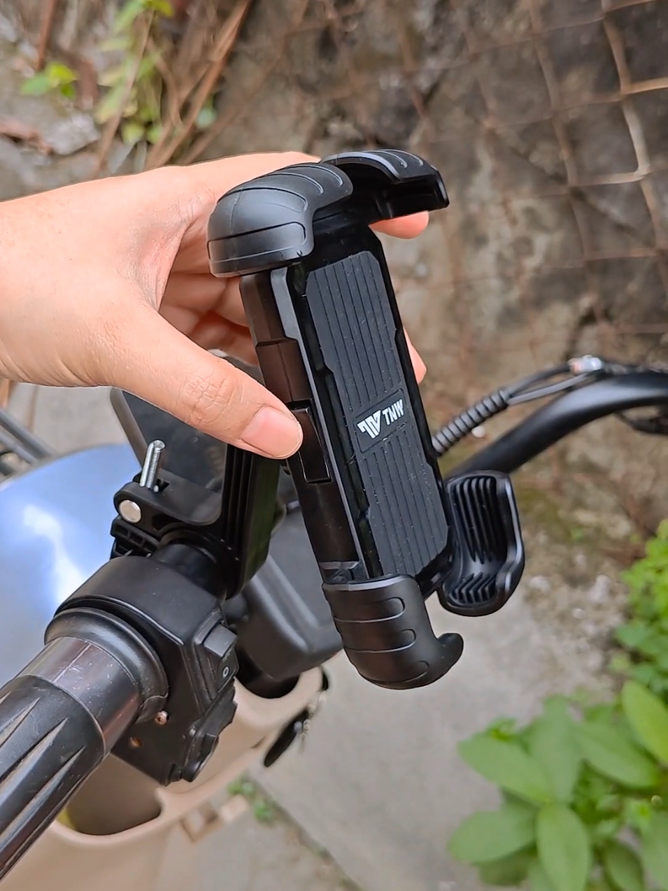 TNW 360 Degree Anti Shake Cellphone Holder for Bicycle, Motorcycle, Scooter, etc. #phoneholder #motorphoneholder #bikephoneholder #cellphoneholder 