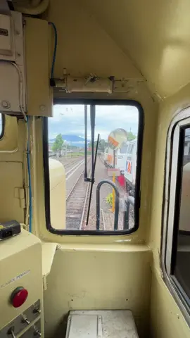 ada yang tau nomor seri lokomotif ini?  cluenya : depo induk paling timur pulau jawa #fyp #keretaapiindonesia #railfansindonesia #railfansmalang #railfansdaop8surabaya #depolokomotifmalang #masinisindonesia #kabinmasinis 