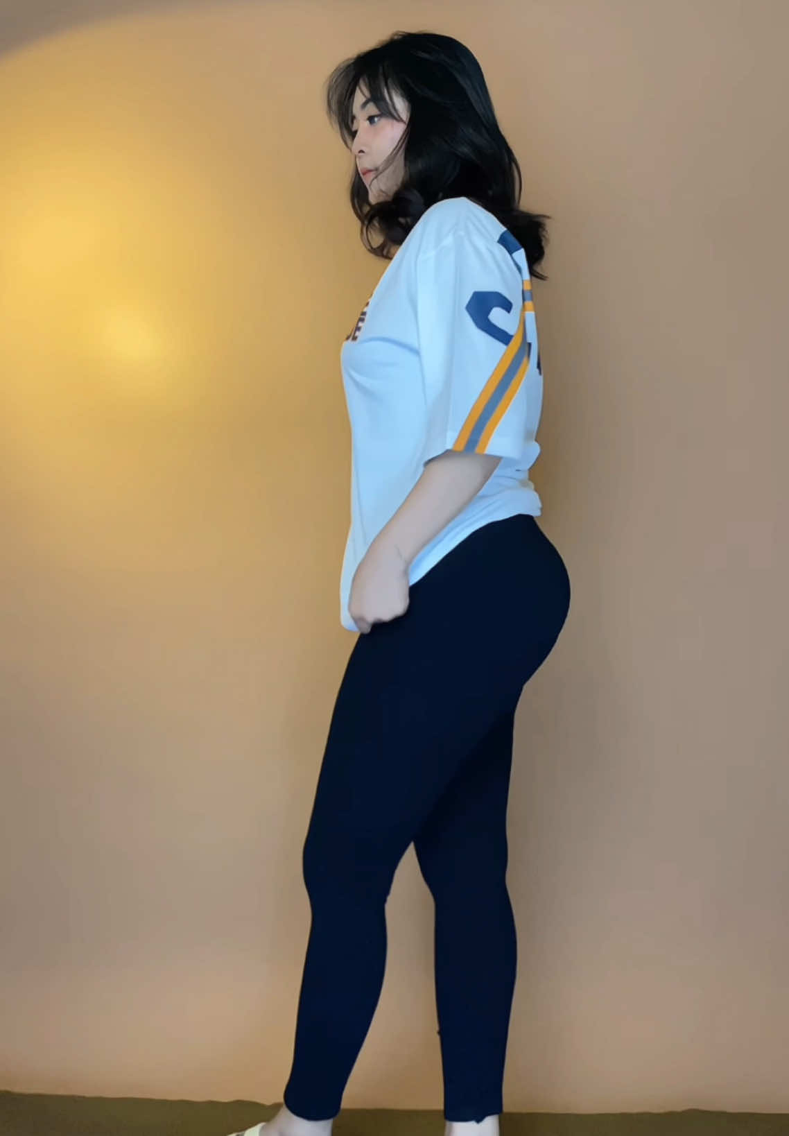 Rekomendasi outfit wanita pakai kaos di paduin dengan celana legging #outfitideas #kaoswanita #outfitkaos 