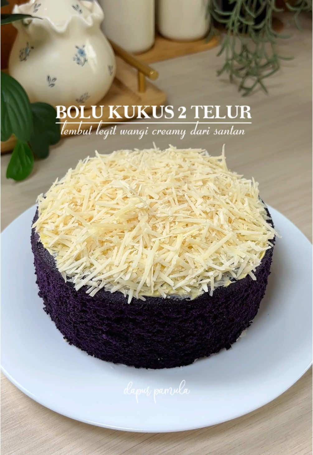 💕BOLU PANDAN TARO 2 TELUR💕 @dapur_pamula  Bahan-bahan : 2 butir telur  140 gr gula pasir  1/2 sdt sp 150 gr tepung terigu  20 gr susu bubuk  1/2 sdt baking powder  90 ml minyak  120 ml santan  Secukupnya pasta taro Cara membuat : 1. Mixer telur gula dan sp hingga mengembang dengan kecepatan tinggi, setelah mengembang masukan terigu susu bubuk dan bp, mixer lagi dengan kecepatan rendah hingga mengembang, lanjut tuang sisa bahan aduk lagi hingga merata 2. Tuang adonan kedalam loyang ukuran 18 cm olesi dengan minyak  3. Kukus selama 30-35 menit atau hingga matang 4. Tunggu bolu taro dingin, baru olesi butter cream dan toping keju parut  Happy watching 💕 Selamat mencoba 😋 #resepbolukukus #resepbolukukus2telur #bolukukustaro #bolukukus2telur #bolukukus #bolukukusenak #resepbolukukustaro #resepbolukukustarokeju 