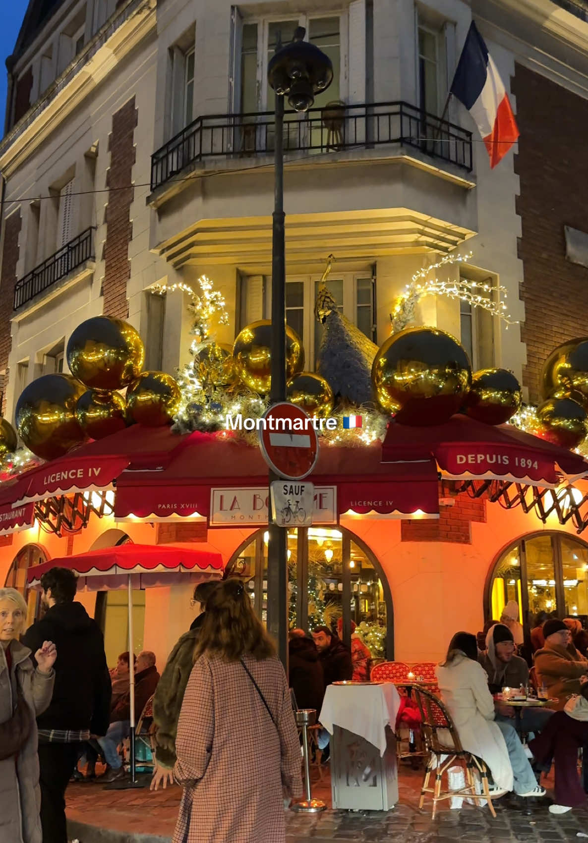 Montmartre, Paris✈️🇫🇷❤️😍🥐📷 Save this vibe for your next trip to Paris 🇫🇷❤️ #paris #montmartre #parisfrance #parisjetaime #parislover #paris2024 #cityoflove #cityoflights 