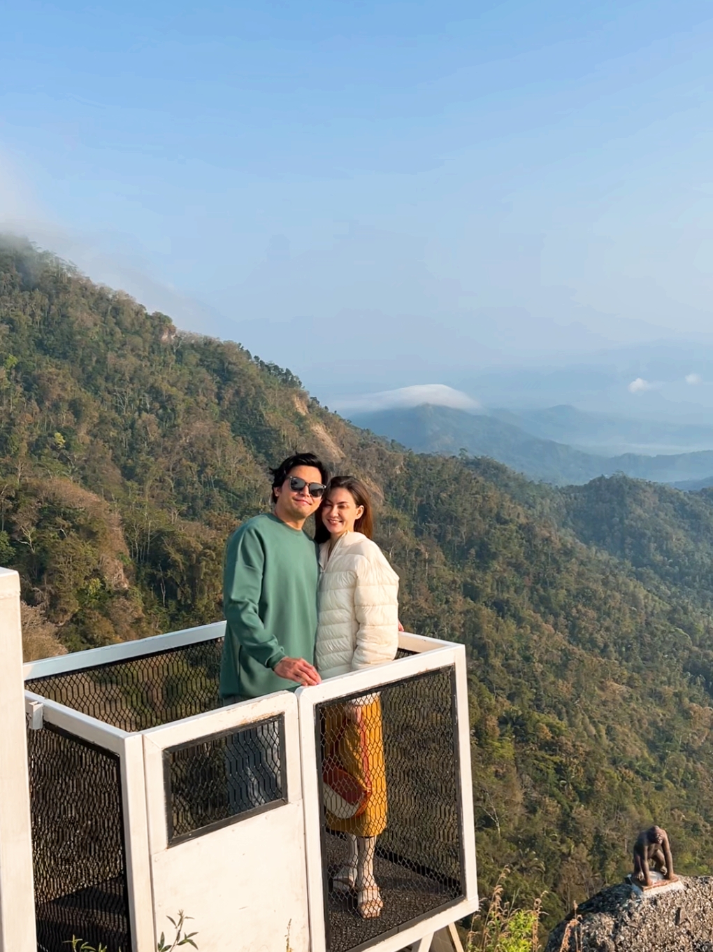 alessia cestaro dan ahmad affandy 😍🥰 #tumpengmenoreh #tumpengayu #gondola #wisatamagelang #wisatajogja #wisatakulonprogo #wisata24jam #morning #nature #sunrise @alessiacestaro 