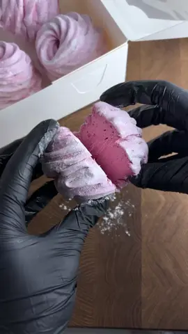 ВИШНЕВЫЙ ЗЕФИР 🍒 Не смотря на то, что в процессе приготовления зефира у меня случились непредвиденные обстоятельства, он в итоге получился пористым и упругим. Большую роль в этом сыграл качественный агар-агар. Для сиропа: 80 гр воды 220 гр сахара 8 гр агара (900) 200 гр пюре 50 гр глюкозы или 50 гр сахара Все смешать и довести до 104С.  Для меренги: 60 гр белка 1/3 чл лимонной кислоты щепотка соли 50 гр сахара Как только сироп дойдет до нужной температуры вливаем его в меренгу и взбиваем до плотных пиков. Отсаживаем с помощью насадки зефир и даем подсохнуть 2-3 часа.  А вы любите зефир?!  #marshmallow #cake #cream #december#winter 