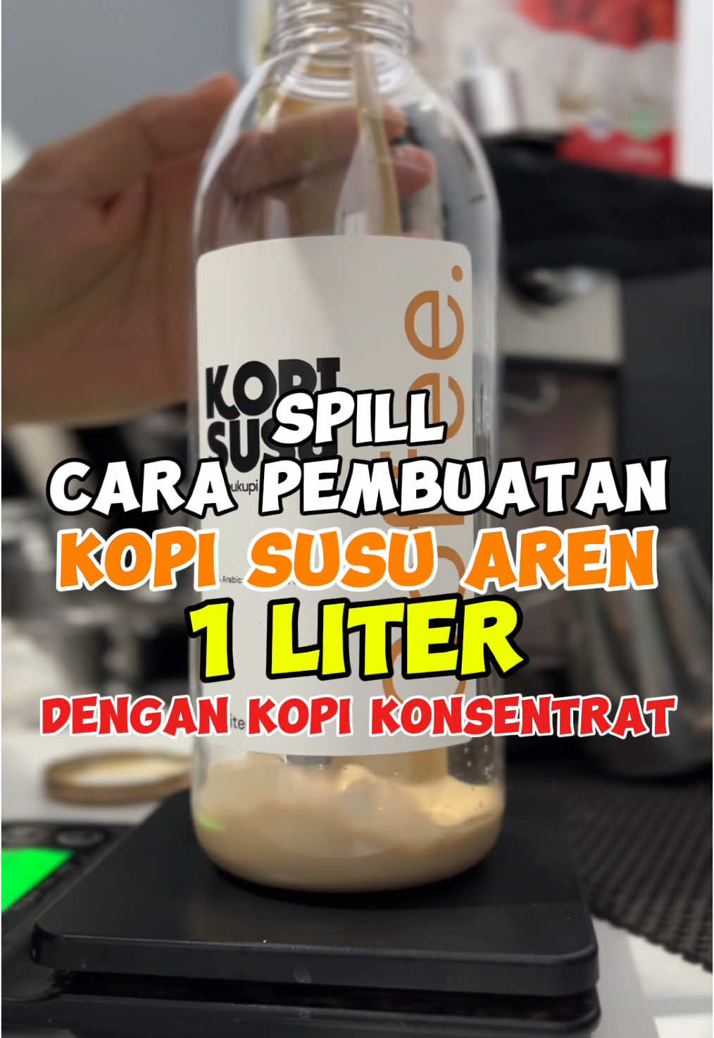 Spill cara pembuatan kopi susu gula aren 1 Liter dengan kopi konsentrat. Bahan dan cara pembuatan : Kirmer 100gram 2 kali double shot espresso Gula aren 50gram Diracik lalu disimpan dikulkas beberapa jam, disimpan semalaman lebih bagus. Fresh milk disesuaikan sampai berat bersih 1 Liter Note : Hasil dari resepnya kembali ke selera masing-masing ya, silahkan modifikasi sendiri sampai mendapatkan citarasa yang pas sesuai selera. Bismillah, selamat mencoba dan menikmati. Barakallahufiikum #americano #longblack #coffeeamericano #kopi #resepkopi #kopiindonesia #kopinusantara #resepkopi #kopipahit #kopihitam #kopigayo #kopisusu #kopimalam #kopilokal #kopiaceh #kopisusugulaaren #tiktokviral #matchalatte #cafelatte #kopiaren #kopisusugulaaren #caramelmachiato #kopi1liter #dalgonacoffee #kopikonsentrat #videography #idejualan #fyp