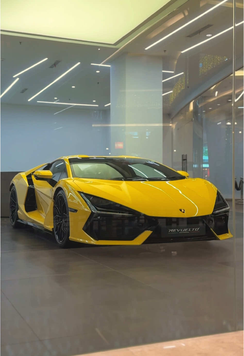 the second revuelto ive seen and its also yellow #lamborghinirevuelto #lamborghini #revuelto #car #cars #caredit 