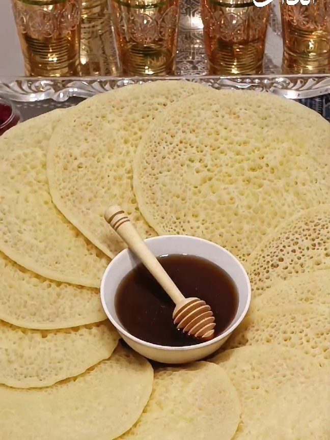 بغرير مغربي مخرگ كيف الشهدة، المقادير: - 3 كؤوس فينو (300g) - 4 كؤوس ماء بارد (480ml) - ملعقة صغيرة خميرة فورية (2g) - 2 أكياس خميرة كيميائية (16g) - ملح  #بغرير #بغرير_ناجح_100 #بغرير_سريع #بغرير_مغربي#baghrirmaghribi #baghrir 