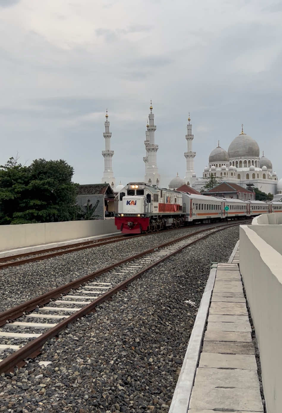 KA Banyubiru Lokomotif CC201 - View Masjid Zayed Solo #keretaapi #keretaapiindonesia #railfansindonesia #railfansoftiktok 