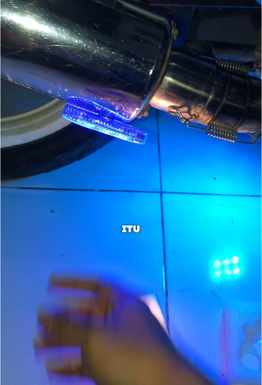 Membalas @Gudang Case lem aja kalo kurang kuat #lampukolongtempel #lampukolongsentuh #lampukolongtanpakabel #lamputempel #lampuinteriormobil 