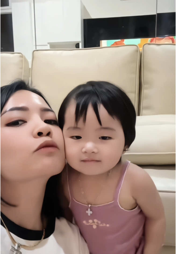 rasanya dicium 2 ponakan lucu gmna sih ci??🤭🥰 . . . #celineelizabethwiyono #lizzebethmua #michaelrendyw #fyp #claytonwiyono2y #linglinglieanti 