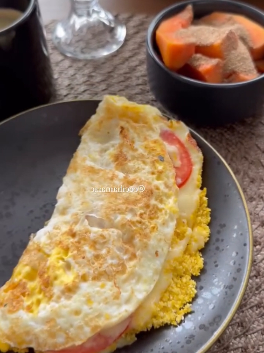 Ovos com queijo e flocão de milho, seu mais novo café da manhã queridinho 😮‍💨 Já salva pra não perder e compartilhe com uma amiga que adora receitinha fit 🫶 . Ingredientes ✔️ 2 ovos ✔️ 40g de flocão de milho ✔️ 50ml de água ✔️ 2 fatias de muçarela ✔️ rodelas de tomate ✔️ sal e pimenta do reino a gosto ✔️ 5ml de azeite . Adicione a água e o sal ao flocão e deixe descansar por 10 minutos. Unte a frigideira, adicione o flocão hidratado, os ovos e tampe (tempere os ovos). Depois de alguns minutos, tire a tampa, acrescente o queijo, os tomates e dobre os ovos sobre o recheio. Vire dos dois lados para dourar e derreter o queijo. Tá pronto! ⚠️ ~ 430kcal 33g de carboidrato 23g de proteína e 22g de gordura ❇️ Em fase de ganho de massa muscular, meu café da alma ou pós treino ✔️ 1 lanche de ovos com cuscuz nas quantidades da legenda + 150g de mamão com psyllium + café com 10g de whey ⚠️ ~ 530kcal 50g de carboidrato 30g de proteína e 24g de gordura ❇️ Em fase de perda de gordura: ✔️ 1 lanche de ovos com 30g de flocão de milho + 80g de mamão com psyllium ⚠️ ~ 420kcal 34g de carboidrato 22g de proteína e 22,5g de gordura Receita da maravilhosa @ceciliamaiac. Corre no link na bio e descubra como transformar sua auto estima ainda este ano ✨️🔥 #cafedamanha #lanchesaudavel #emagrecer 