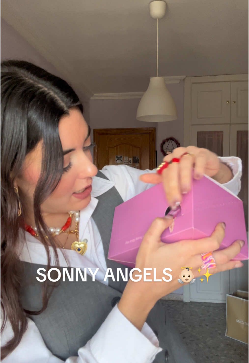 Día 4 de nuestro calendario de adviento particular 👀✨ hoy con vuestro pedido, un Sonny Angel de regalo! Estamos locas con esta tendencia así que PALANTE 👼🏻🩷 podéis hacer vuestros pedidos en veintitresdemarzo.com . . . #fundapersonalizada #fundasmovil #ilustracionpersonalizada #fundailustrada #fundasmovil #blackfriday #hechoamano #mujerilustradora #regalonovio #regalofamilia #regalopadre #regalomadre #regalonavidad #regalonovia #regalopareja #lienzoilustrado #decoracionnavidad #veintitresdemarzo #23demarzo 