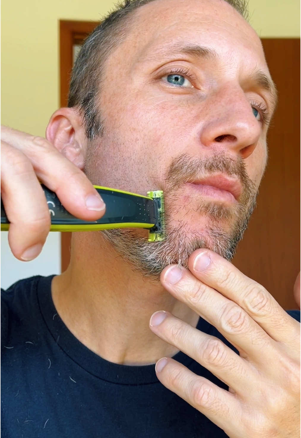 The yellow thing. Full vídeo. Shaving using the yelow thing 