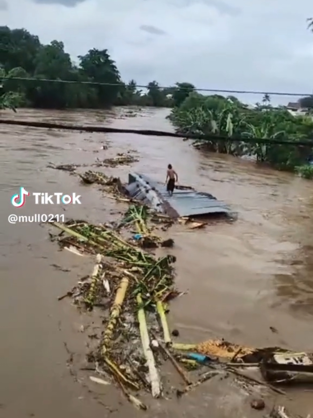 sukabumi sedang berduka..  baru kali ini liat sukabumi banjir seprti ini. bnyak berdoa semoga tidak terjadi tsunami..  ijin ke semua nya video nya di ambil satu satu..  #sukabumi #bencana#banjirbandang #pelabuanratu #rindurumah #fyp 