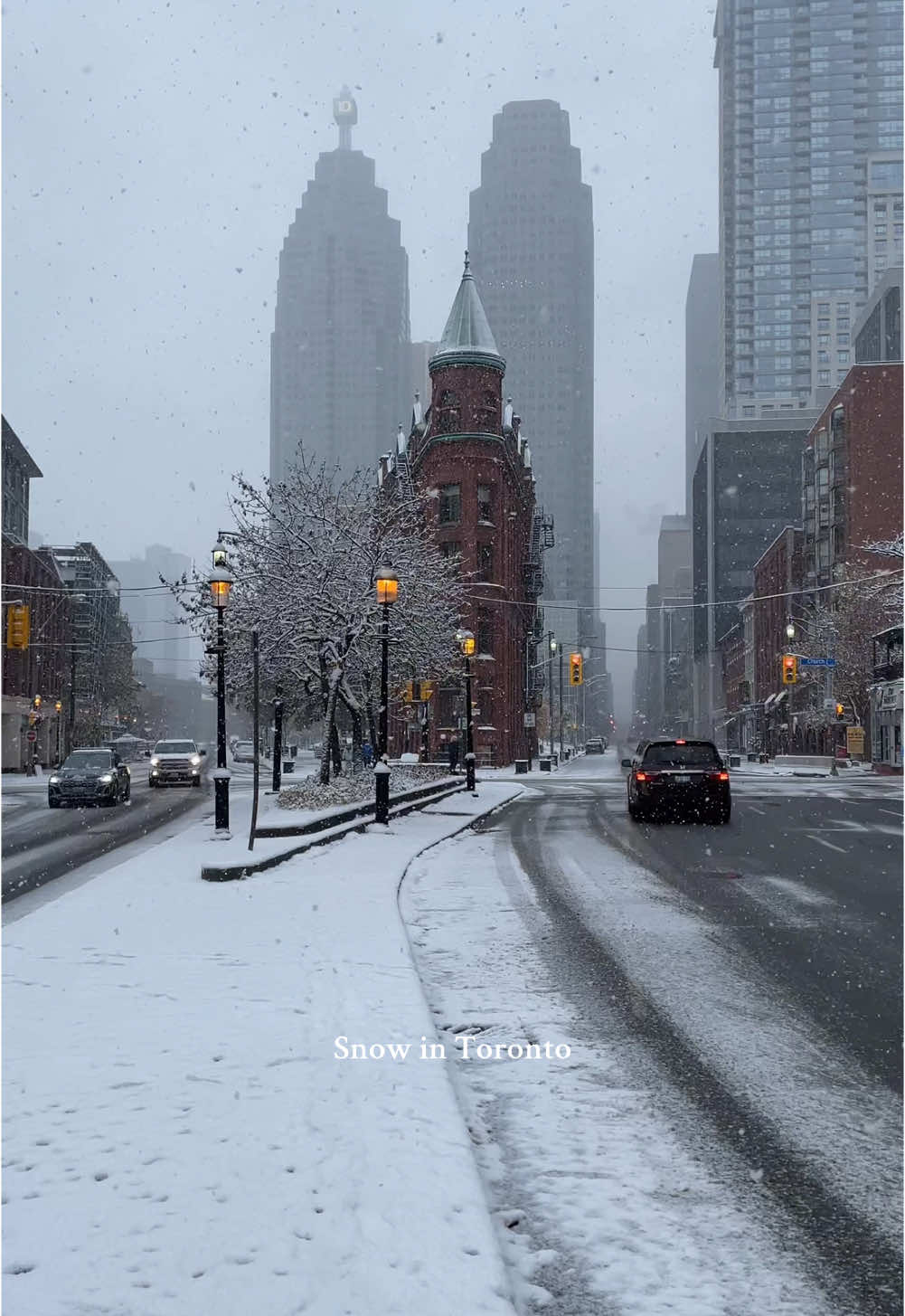 First snow is here ❄️✨  Toronto looks so magical! 🌨️  Who do you want to see it with? Tag them! ❤️ #toronto #snow #ontario #canada #fyp #foryou