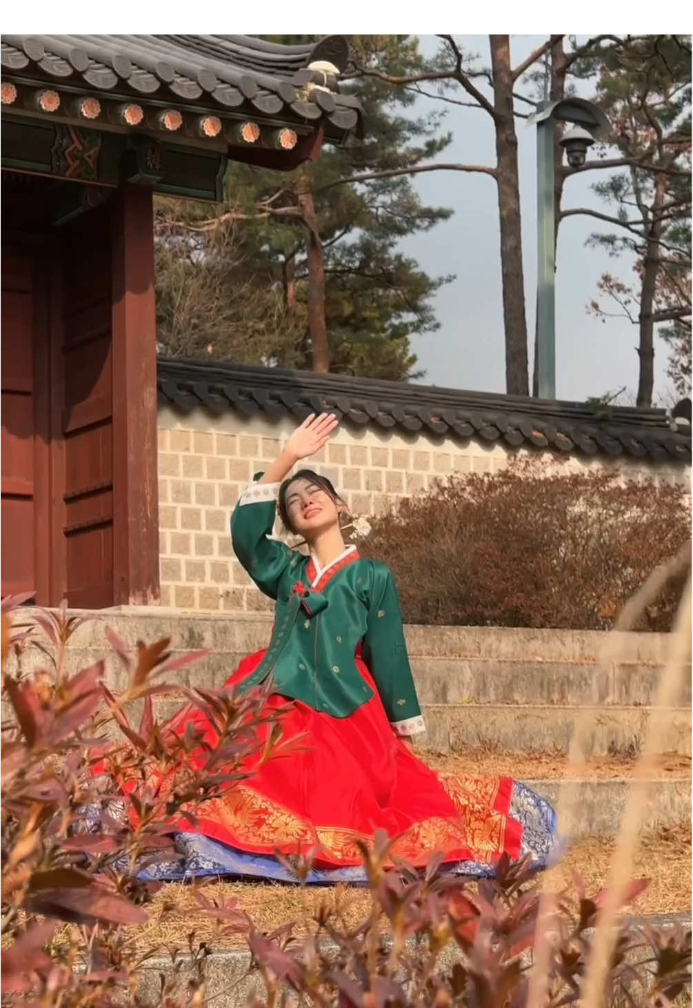 Embrace the elegance of being a queen in our hanbok. See you at Daehan Hanbok ✨ #daehanhanbok #korea #thingstodoinseoul #seoultravels #hanbok #hanbokexperience 