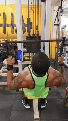 um pouco do treino de dorsal na fase inicial do cutting ... #academia #gym #shape #treino #dorsal #cutt #maricá #riodejaneiro #explore #brasil #backday 