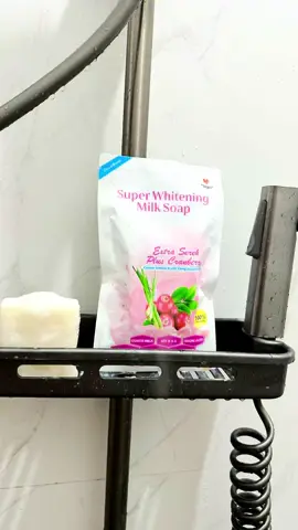 Ndak perlu pakai lulur lagi yaaaaa, uang buat beli lulurnya disimpan aja🤭 karena pakai sabun sereh cranberry aja udh bisa mengeksfoliasi kulit kalian biar tidak ada daki atau sel kulit mati yg menyumbat pori2 sehingga bodycare kalian bisa meresap lebih maksimal dan proses perubahanya lebih cepat🩷