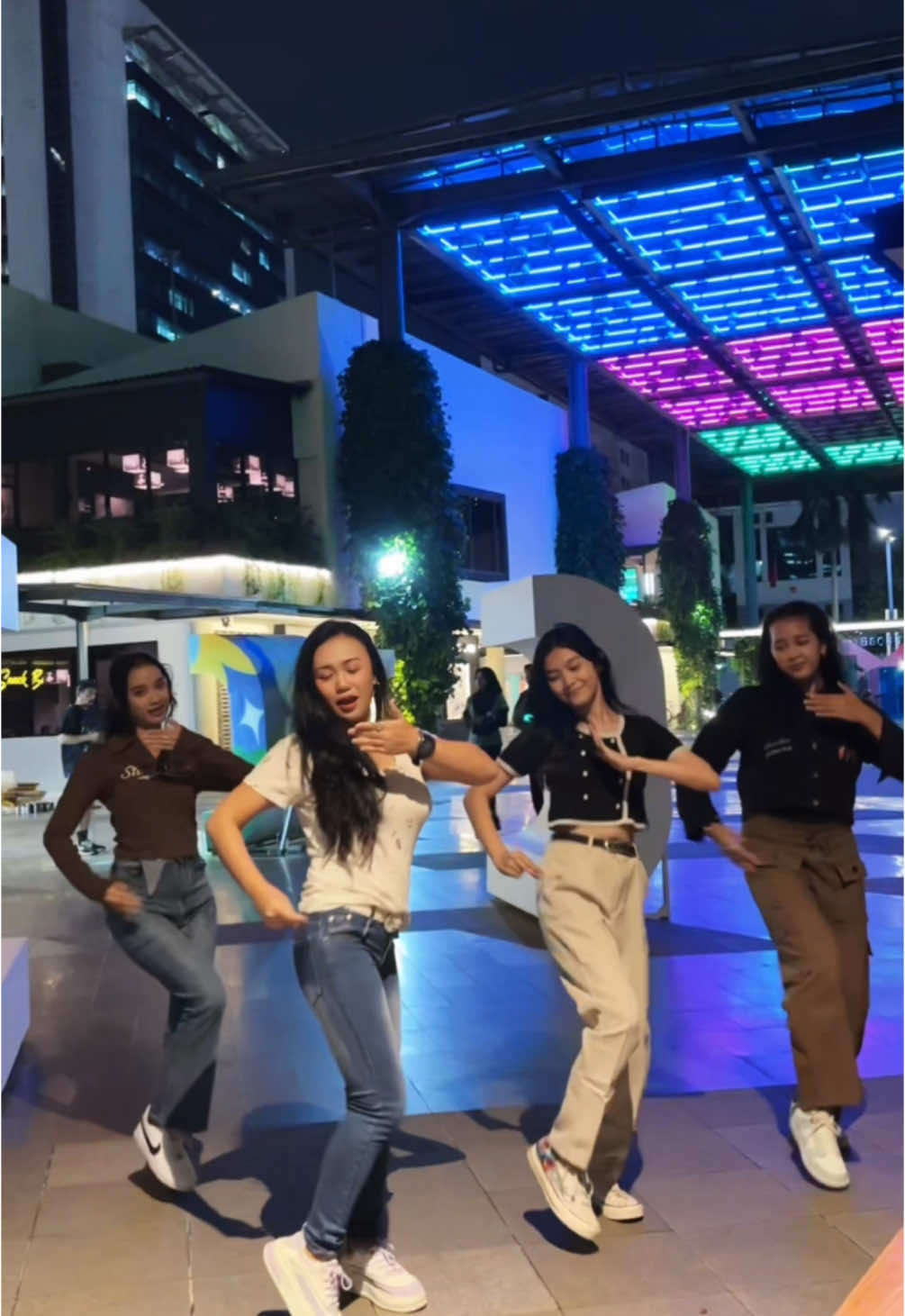 Mere mehboob 🔥🔥🔥 #meremehbob #fyp #foryou #foryouopage #triptidimri #friends #indiandance #bollydance #jakarta #girls #ladies #squad #indonesia #indonesia @caca @nana_niha @Mom Chacha Talitha 🎥@Eyii 👑 