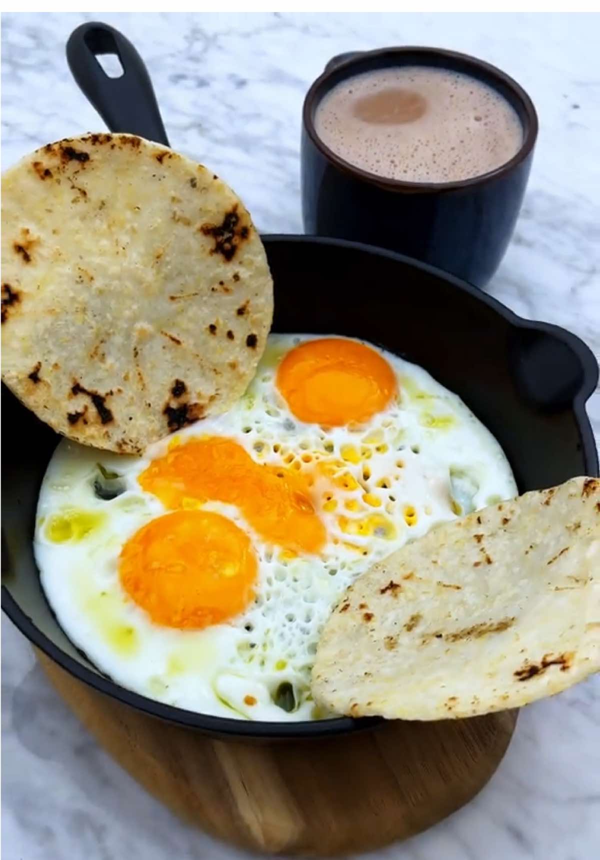 HUEVOS FRITOS una comida fácil de preparar e increíblemente deliciosa y nutritiva.                                                      Calmando hambre? Que te parece si preparamos unos deliciosos huevos 🥚 🥚🥚 fritos 🍳 o estrellados ⭐️ ⭐️⭐️con chocolate 🍫 caliente ☕️ y arepa 🫓 de maíz 🌽. El desayuno o la cena perfecta para esos días en que tienes mucha hambre y mucha prisa. #ASMR #POV #cooking #calmandohambre #comidasrapidasyfacilesdehacer #food #breakfast #mukbang #recipe #eggs #huevos #sunnysideup #desayuno #satisfying #asmreating #eating #chocolate #arepa #comida #cena #huevosfritos #huevosestrellados 